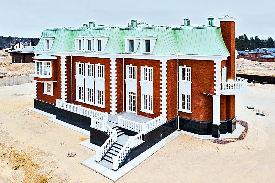 Дом, посаженный на участке, вид со стороны подъезда