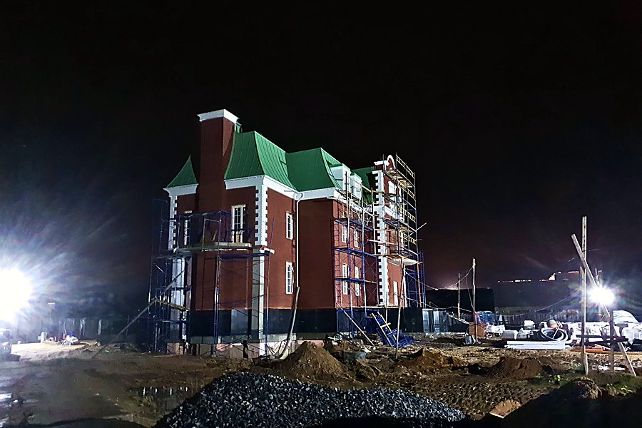 Фальцевая кровля смонтирована, фасад облицован