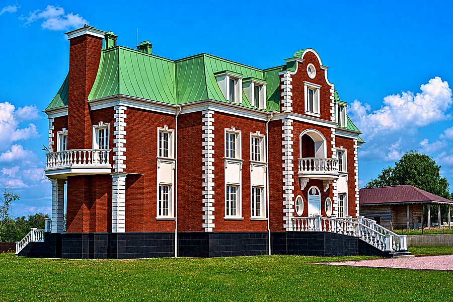 Дом с угла: боковой фасад и открытые балконы