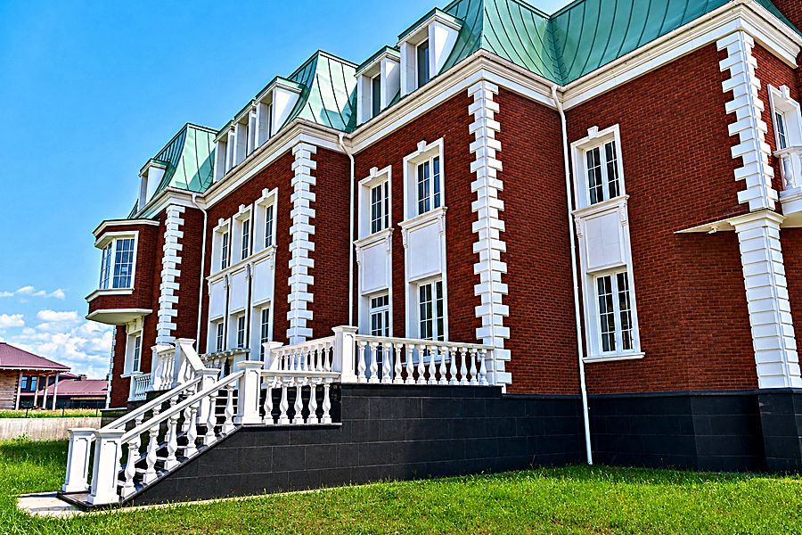 Парадная лестница с балюстрадой и гранитный цоколь