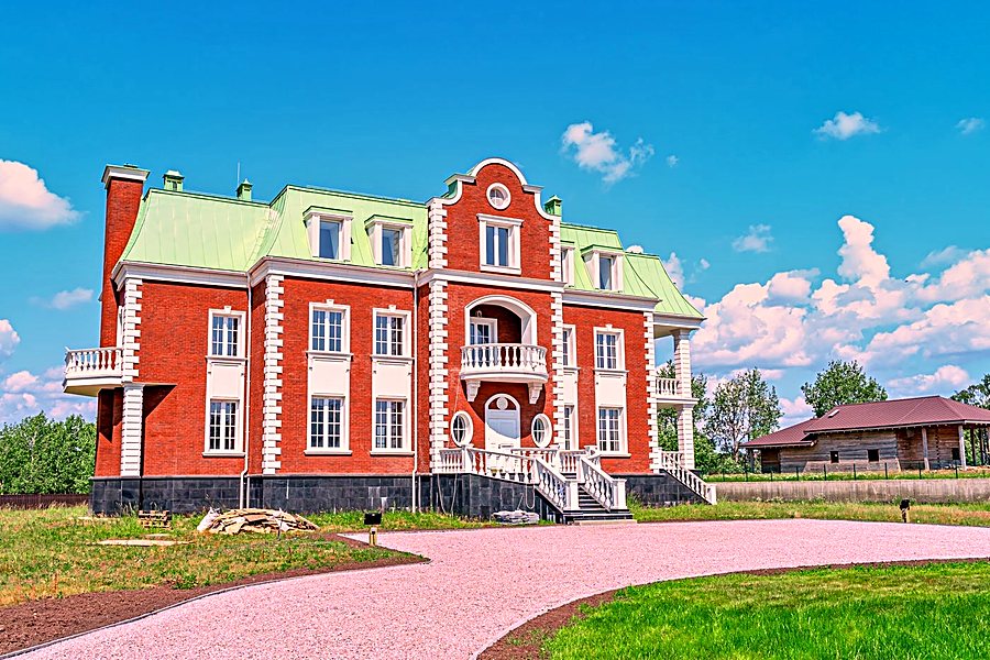 Фасад из клинкера Muhr, архитектурный декор и фальцевая кровля