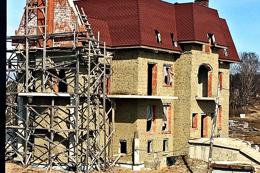 Стропильная система и фронтоны в лесах