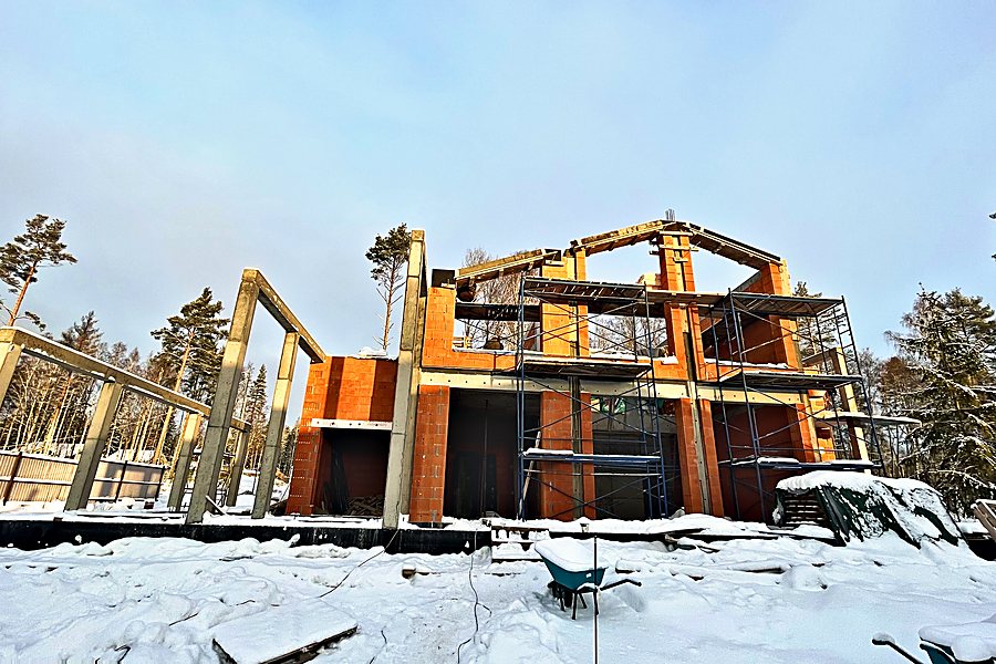 Декабрь 2023 · дом ушёл в зиму под кровлей