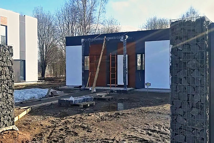 Габионные опоры и площадка перед домом