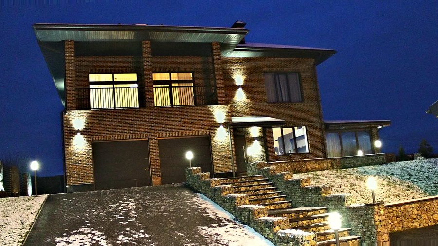 Построенный загородный дом с наружным освещением