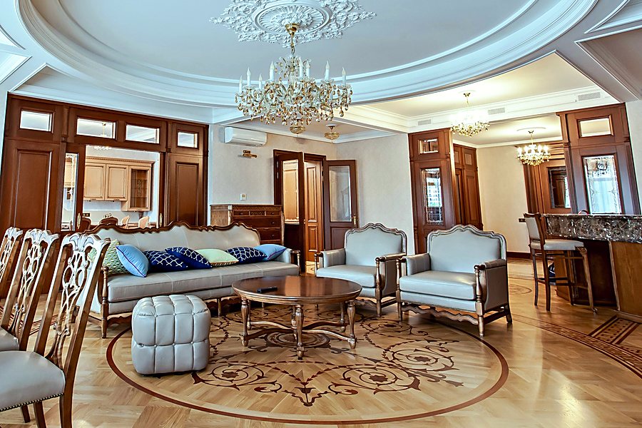 Библиотека из массива в квартире 230 м²