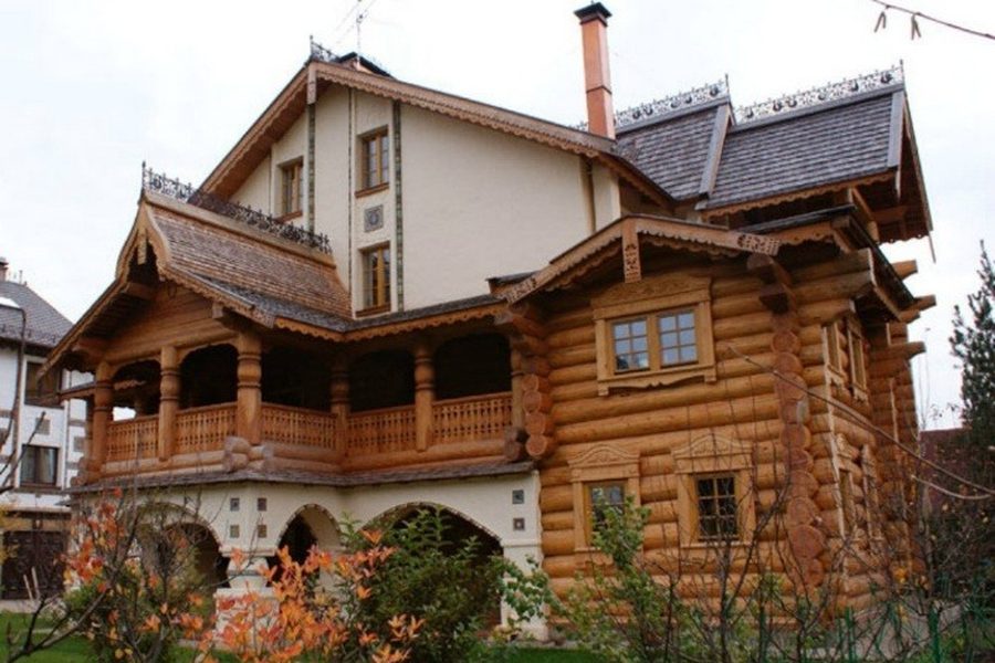 Русский стиль: сруб с резным балконом