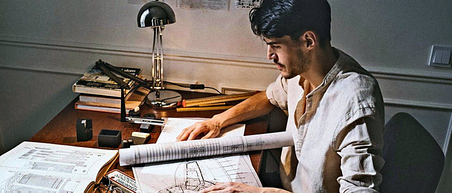 Инженер за работой над чертежами